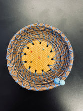 Load image into Gallery viewer, Pine needle Basket Medium